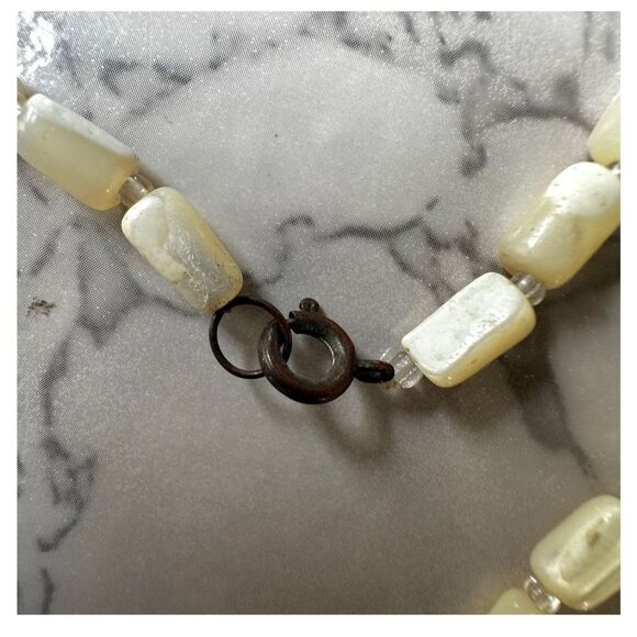 Vintage mother of pearl long beaded necklace - Picture 7 of 8